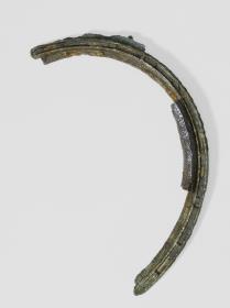 Doppelförmiges Wagenbeschlag-Fragment