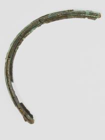 Doppelförmiges Wagenbeschlag-Fragment