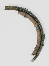 Doppelförmiges Wagenbeschlag-Fragment