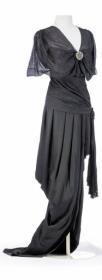 Schwarzes Abendkleid mit Tangoschleppe