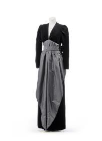 Schwarzes Abendkleid mit Überrock