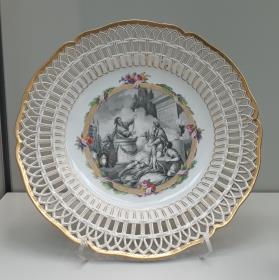 Dessertteller mit Grisaillemalerei: Opferszene mit Telemachos und Mentor (nach einem Stich von J.B.Tilliard/C. Monnet zu "Les Aventures de Télémaque"), Modell „Englischglatt“