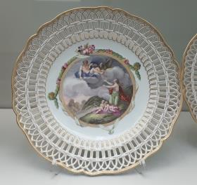 Dessertteller mit Latona und ihren Zwillingen Apoll und Diana (nach einem Stich von N. de Launay/Ch. Monnet zu Ovids Metamorphosen), Modell „Englischglatt“