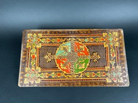 Tafel mit eingebranntem Ornament