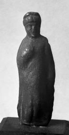Bis auf den Kopf verhüllte, weibliche (?) Figur mit Diadem