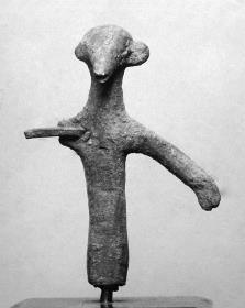 Ganz rohe fragmentierte Figur mit Tierkopf