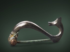 Fibel mit Tierkopffuß (Hund)