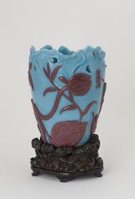 Vase mit geschnittenem Lotosblütendekor und Holzsockel