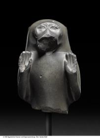 Oberteil der Figur eines betenden Affen