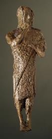 Statuette eines Mannes im Himation, Oberfl채che durch Korrosion und Reduktion v철llig zerst철rt, wohl Fl철tenbl채ser, ...