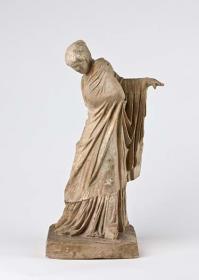Myrinäische Terrakotte: Statuette einer Manteltänzerin