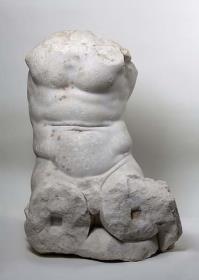 Torso eines sitzenden Gottes (Herakles oder Dionysos)
