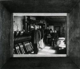 o.T. [Männer im Weichenstellwerk]