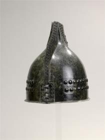 Früheisenzeitlicher italischer Kammhelm [Komm.: Zwieteiliger Helm, der aus identischen Hälften zusammengepfalzt, genietet und gebördelt ist.]