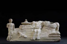 Etruskische Grabgruppe (Aschenbehälter) mit "liber linteus"