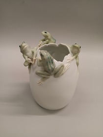 Vase mit plastischen Fröschen