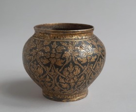 urnenförmige Vase mit floralem Dekor